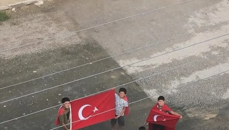 Tokat Zile’de 4 çocuk Türk bayraklarıyla şehit türküsü söyleyerek yürüdü