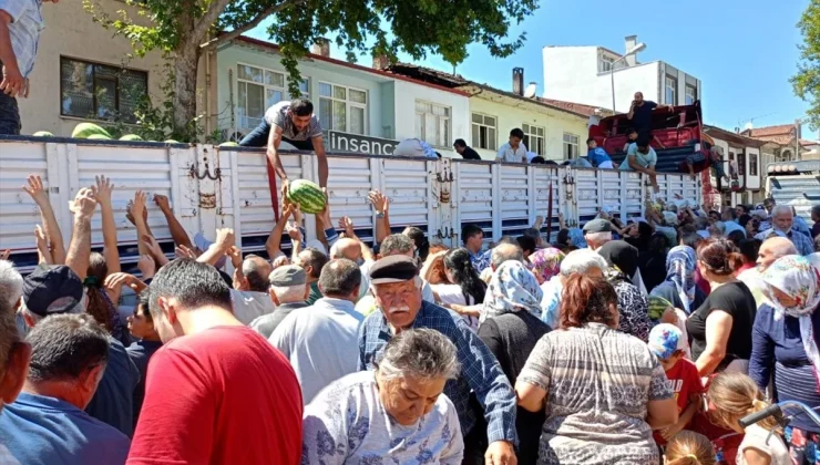 Tokat’ın Zile ilçesinde üretici vatandaşlara tır dolusu karpuz ücretsiz dağıttı