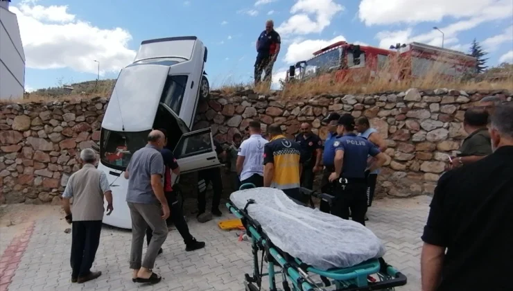 Tokat’ta istinat duvarında asılı kalan otomobilin sürücüsü yaralandı