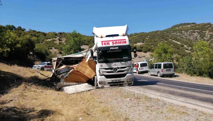 Tokat’ta kontrplak yüklü tır devrildi, 1 kişi yaralandı