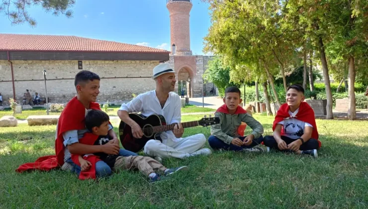 Sanatçı Murat Evgin, Zile’de Çocuklarla ‘Şehit’ Türküsünü Söyledi