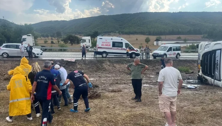 Tokat’ın Erbaa ilçesinde yan yatan tırın sürücüsü yaralandı