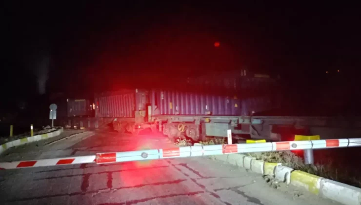 Zile’de Yük Treni Arıza Yaptı, Araç Trafiği 1 Saat Kapandı