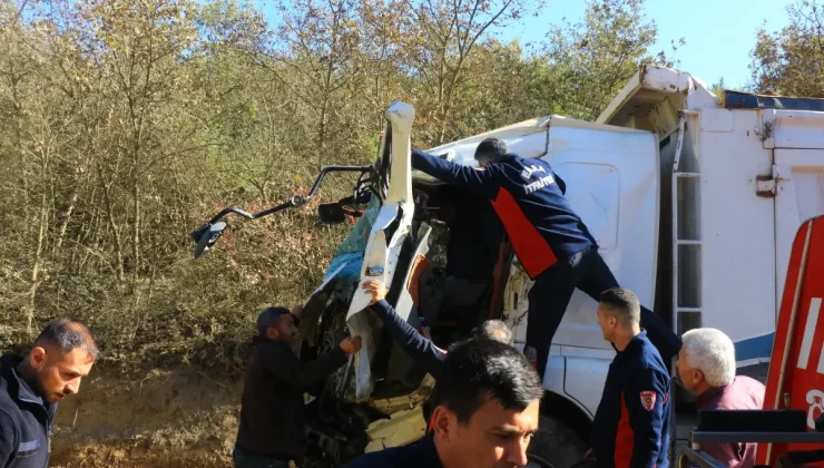 Tokat’ta Kamyon Çarpışması: İki Sürücü Yaralandı