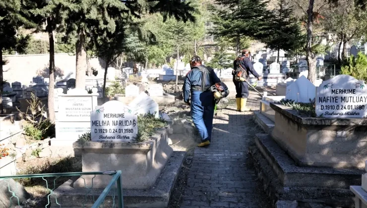 Tokat’ta Mezarlıklarda Temizlik ve Bakım Çalışmaları Devam Ediyor