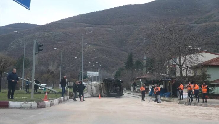 Tokat’ta Beton Mikseri Devrildi, İki Yaralı